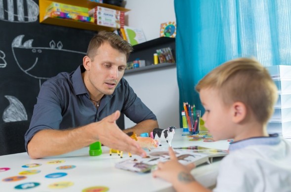 Autisme de l'enfant : dépister et diagnostiquer plus tôt Autisme de l'enfant : dépister et diagnostiquer plus tôt