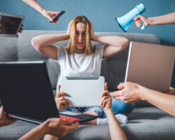 Jeune fille assaillie par la profusion d'informations - fake-news