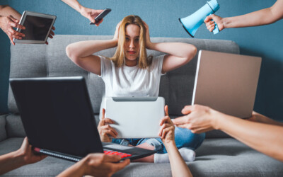 Jeune fille assaillie par la profusion d'informations - fake-news