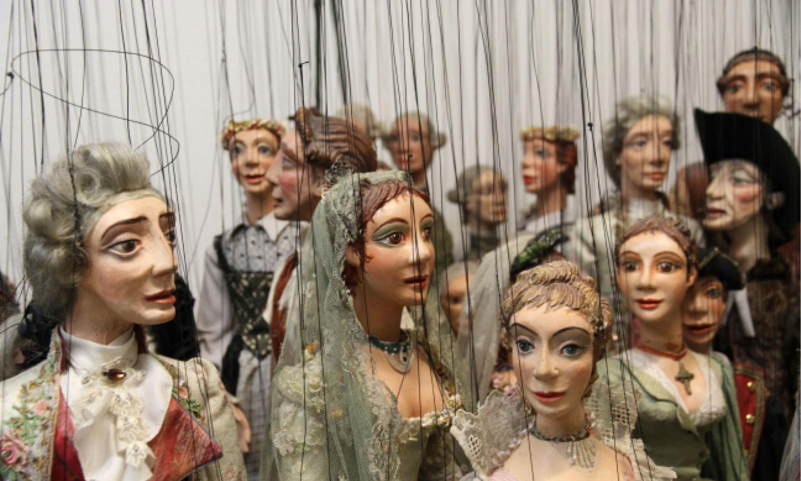 Des marionnettes, pour un théâtre d’objets et de déplacements Des marionnettes, pour un théâtre d’objets et de déplacements