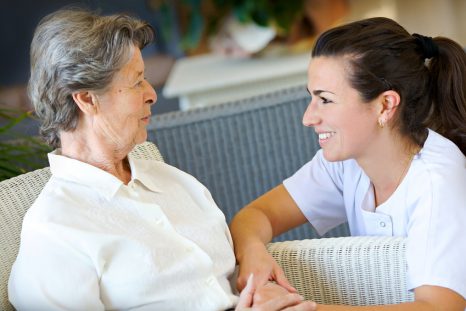 Alzheimer : des soins infirmiers à domicile plus adaptés Alzheimer : des soins infirmiers à domicile plus adaptés