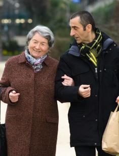 Près de la moitié des personnes âgées de plus de 60 ans sont aidées au quotidien par un proche Près de la moitié des personnes âgées de plus de 60 ans sont aidées au quotidien par un proche